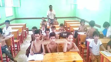 طلاب بدون زيهم المدرسي في مدرسة القمندان بلحج